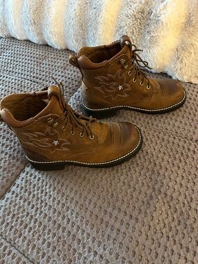 Ariat women’s  Tan/Brown Lace-Up Work Boots with Star Stitching size 7 US